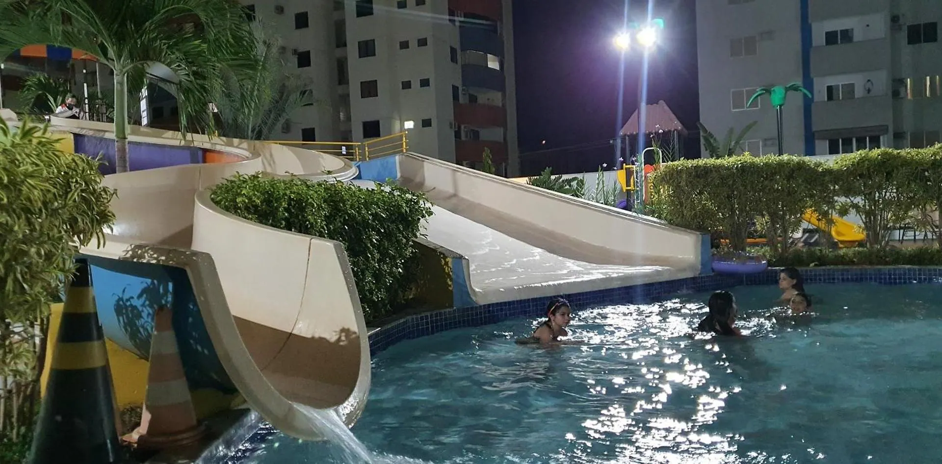 Riviera Park Hotel - Apto Luxo - Piscinas 24Horas Caldas Novas